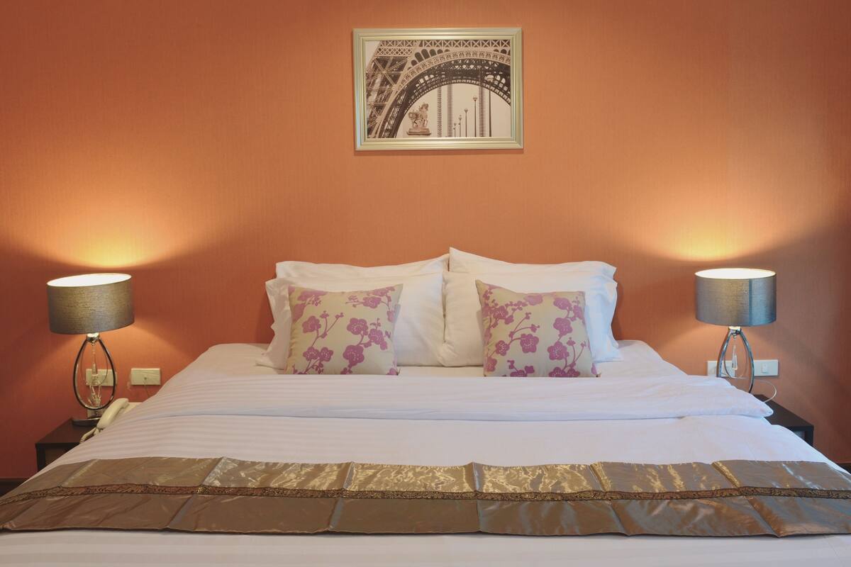 Luxe beddengoed, verduisterende gordijnen, een strijkplank/strijkijzer