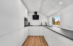 Kühlschrank, Mikrowelle, Herdplatte, Geschirrspüler