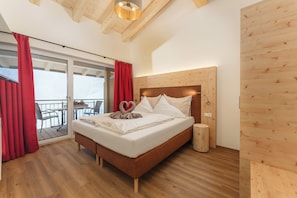 Double Room, 1 Bedroom, Balcony, Mountainside | Allergiatestatut vuodevaatteet, tallelokero huoneessa, äänieristys