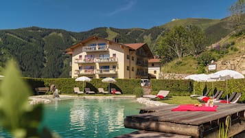 AuĂenpool (je nach Saison geöffnet), Sonnenschirme, LiegestĂŒhle
