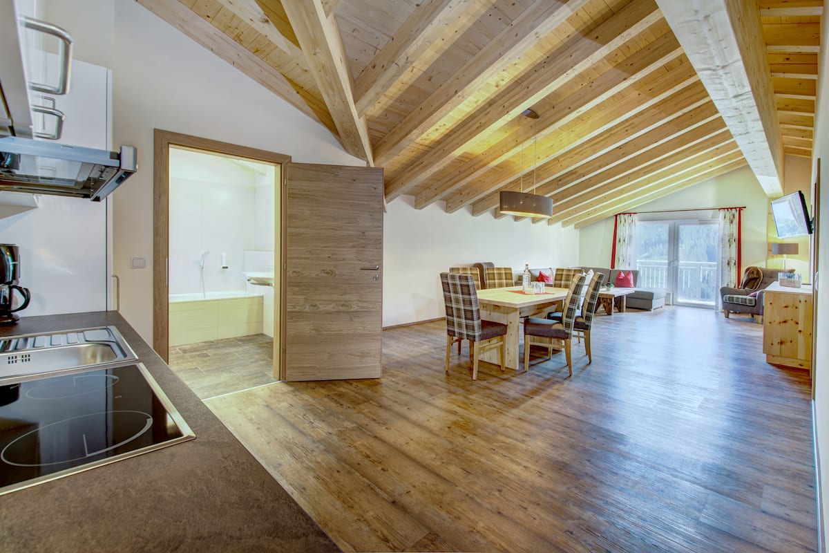 Panoramic Apartment, 2 Bedrooms, Lake View | Stofa | Leikföng