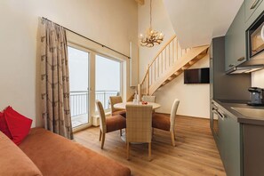 Superior appartement, sauna, uitzicht op meer | Privékeuken | Een kinderstoel