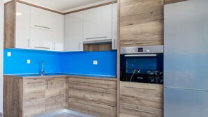 Réfrigérateur, un four, surface de cuisson, lave-vaisselle