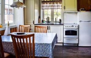 Fridge, stovetop, coffee/tea maker, cookware/dishes/utensils - Stunning home in Austmarka with lake view (Austmarka)