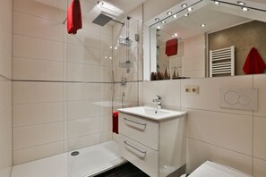 Dusche, Haartrockner, Handtücher