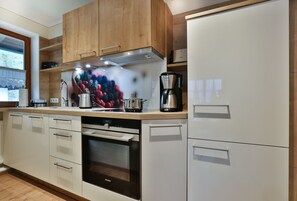 Kühlschrank, Mikrowelle, Ofen, Herdplatte