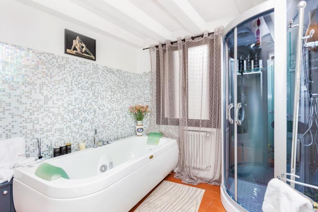 Deluxe-Apartment | Badezimmer | Dusche, Regendusche, Designer-Toilettenartikel, Haartrockner