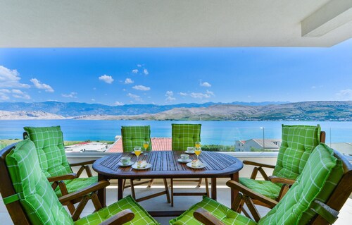 Nice apartment in Pag with house sea view