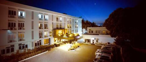 Mặt tiền nơi lưu trú - ban đêm