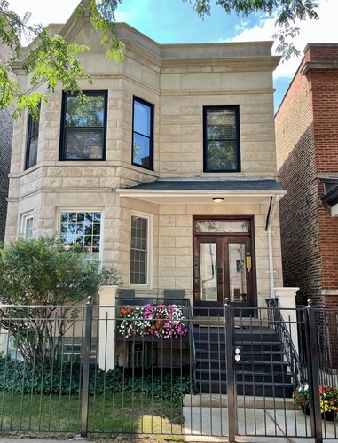 The Wrigleyville VIP- Luxury unit, a block from Wrigley Field, Cubs Fan Favorite
