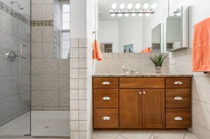 Een douche, een haardroger, handdoeken, zeep