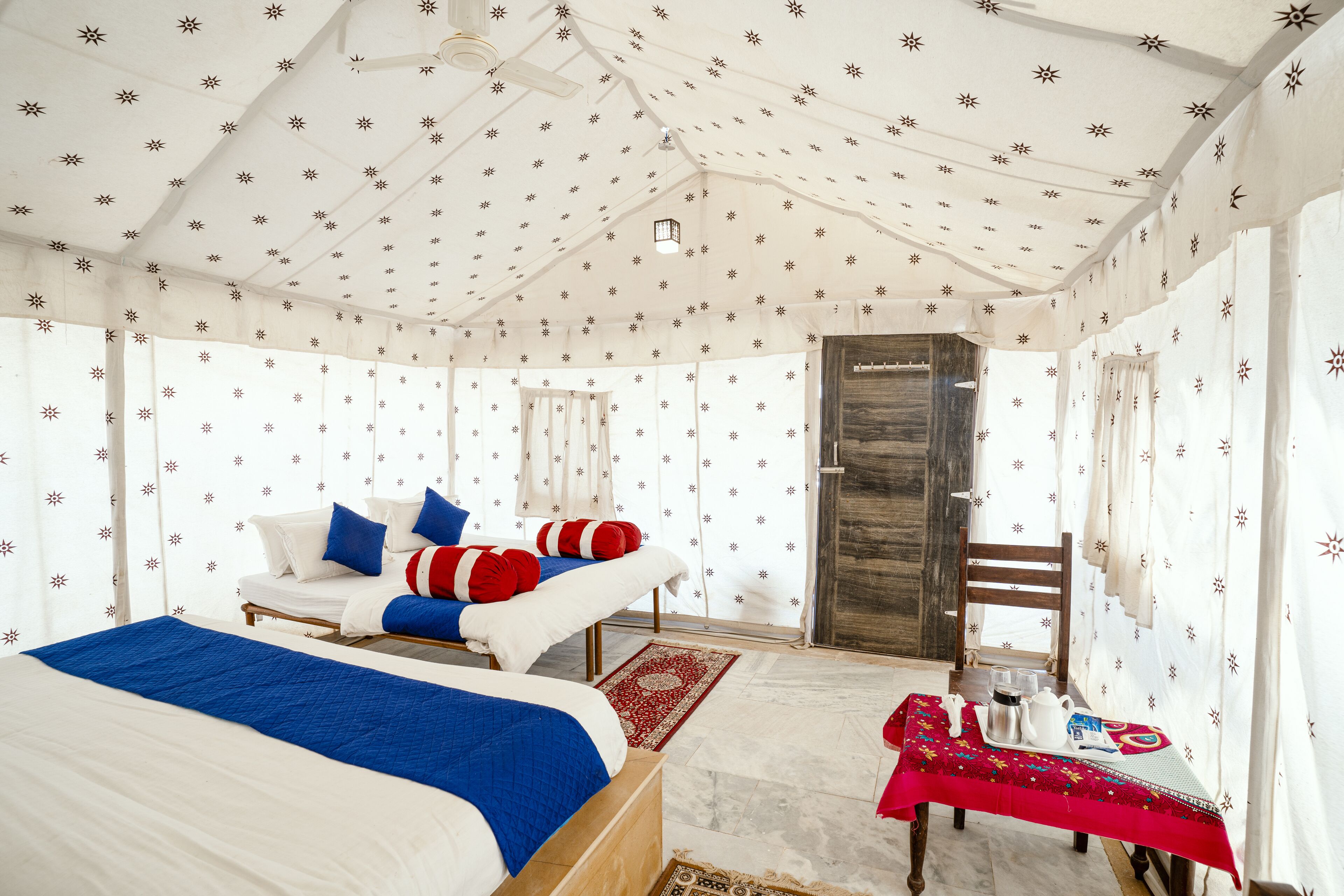 1 Schlafzimmer, hochwertige Bettwaren, Betten mit Memory-Foam-Matratzen