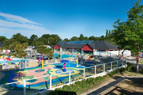 Piscine couverte, 2 piscines extérieures