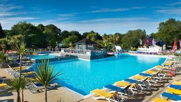 Indoor pool, 2 outdoor pools