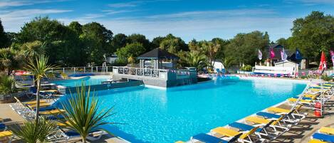 Indoor pool, 2 outdoor pools