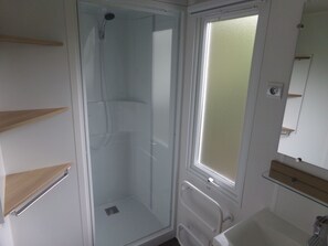 Mobile Home, 2 Bedrooms, Terrace | Bathroom | Shower, hair dryer, towels - Mobil home au calme (Pont-Aven)