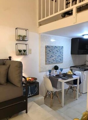 Phòng tiện nghi đơn giản, 1 phòng ngủ | Khu vực ăn uống tại phòng