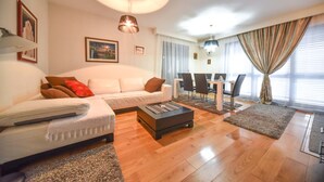 Deluxe Apartment, City View (7) | Living room