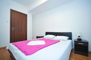 Design Apartment, 1 Bedroom, Sea View (10) | Sengetøy av topp kvalitet, skrivebord og strykejern/-brett