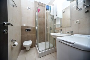 Deluxe Apartment, City View (7) | Bad | Dusj, toalettartikler (inkludert), håndklær og sjampo