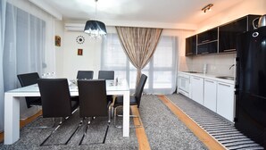 Deluxe Apartment, City View (7) | Living room