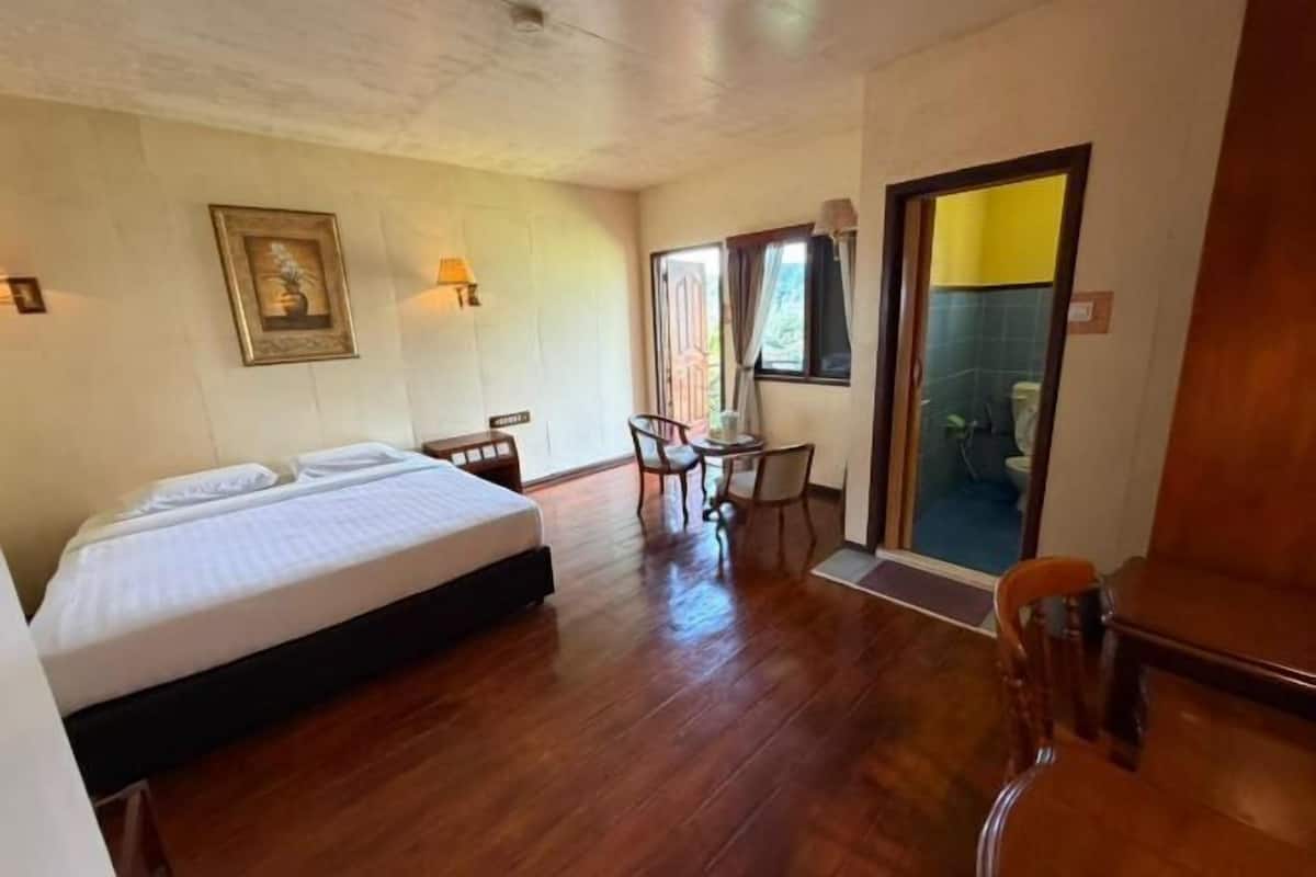 Desk, iron/ironing board, free WiFi, bed sheets