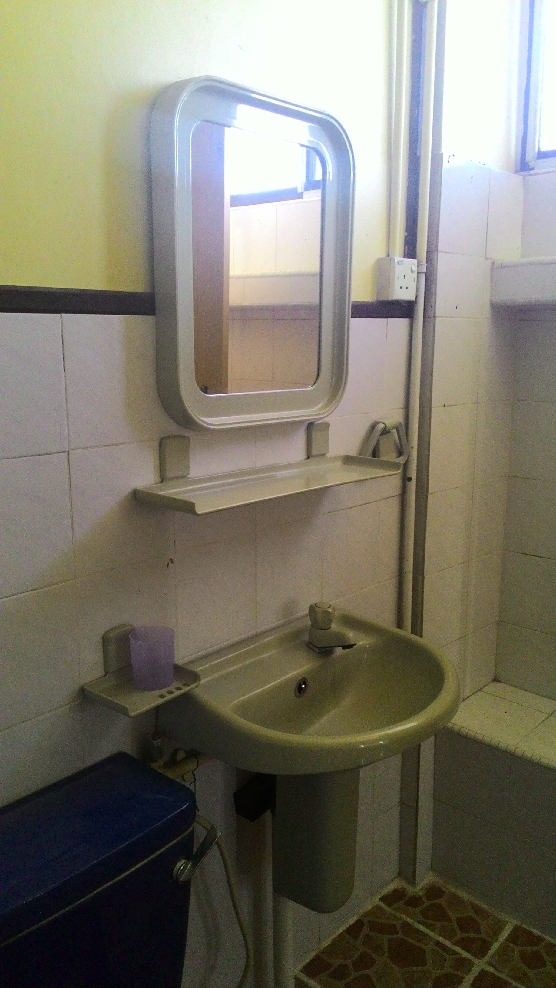 Badkamer met wastafel