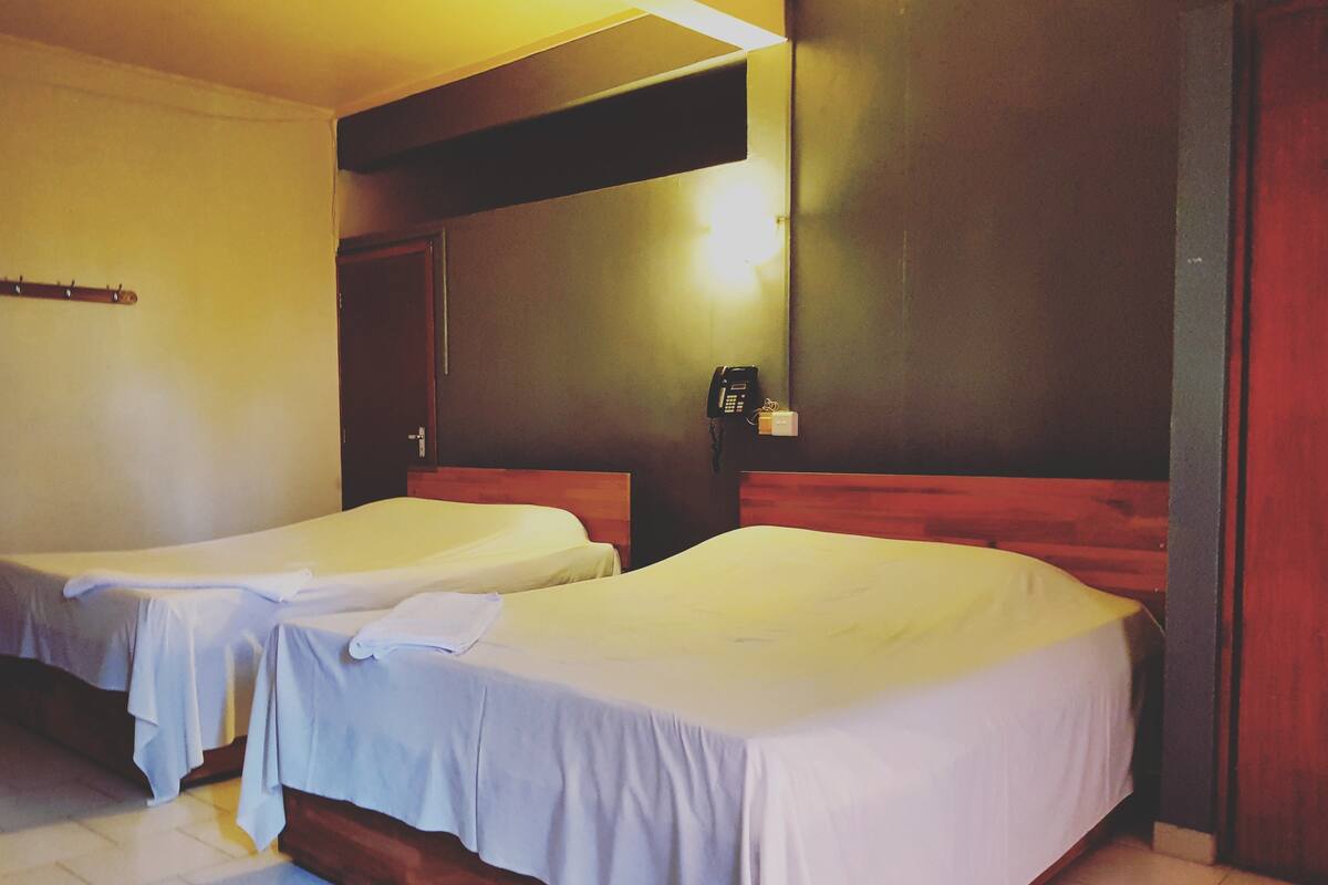 Camera familiare | Minibar, una cassaforte in camera, una scrivania, postazione laptop