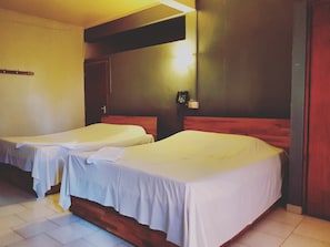 Phòng dành cho gia đình | Minibar, két bảo mật tại phòng, bàn