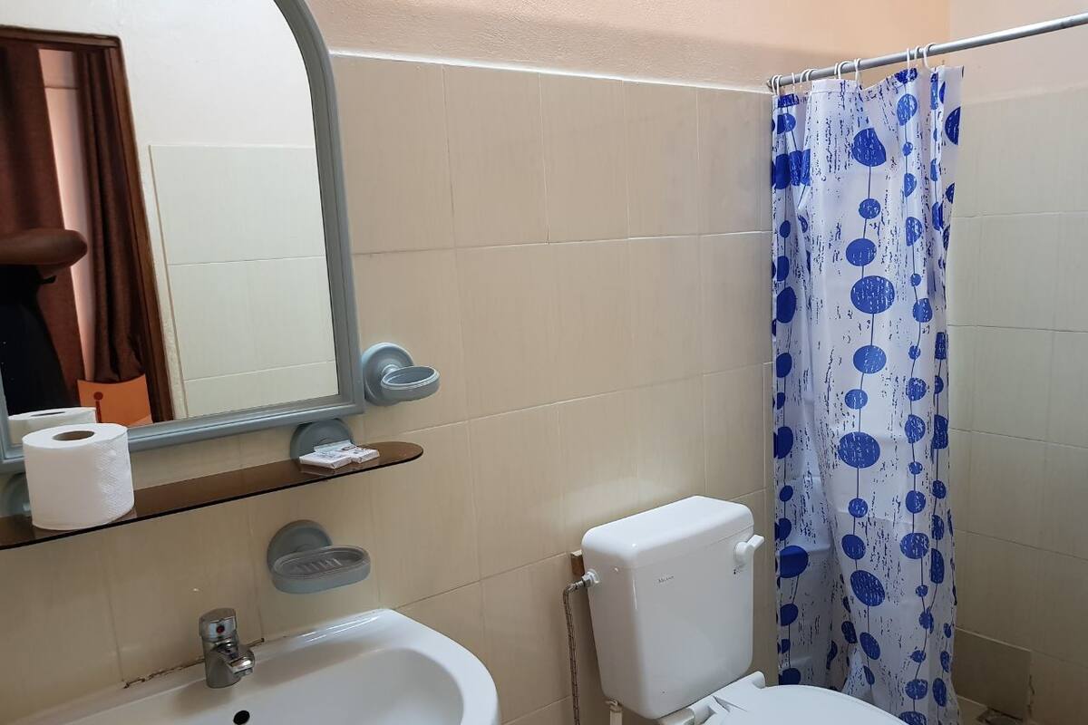 Buồng tắm vòi sen, khăn tắm