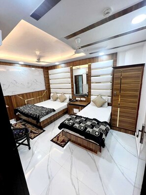 Classic Triple Room, 3 Bedrooms, mesra pergerakan | Cadar kapas Mesir, peralatan tempat tidur premium, gebar bulu kapas 