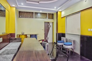 Wi-Fi gratis, seprai linen, dan dapat diakses tamu berkursi roda