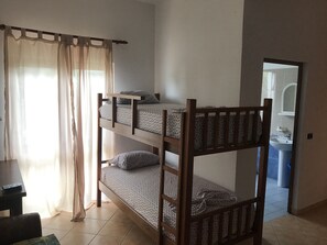 Habitación doble | 1 habitación, tabla de planchar con plancha, wifi gratis y ropa de cama