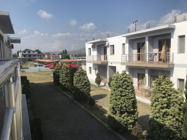 Vista frontal de la propiedad