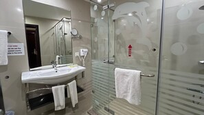 1 غرفة نوم وأغطية فراش متميزة وخزنة داخل الغرفة ومكتب