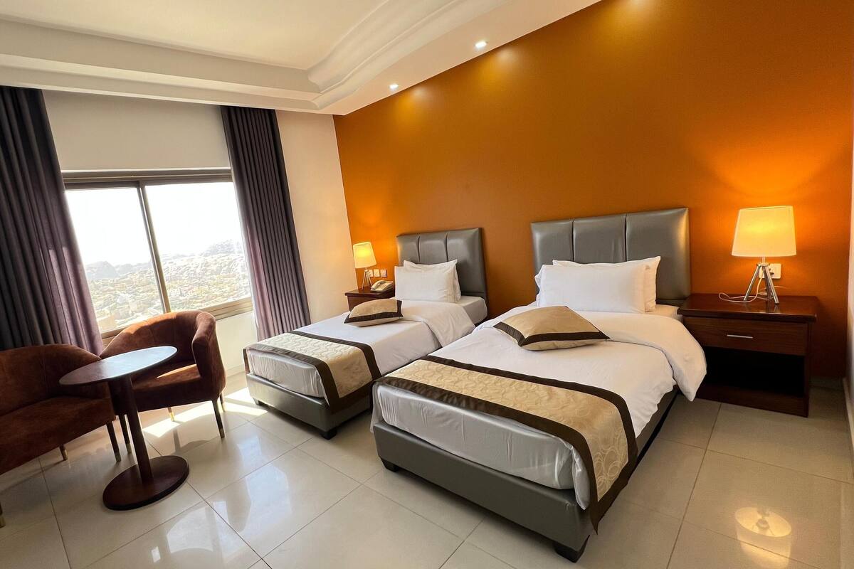 Deluxe Double or Twin Mountain View  | 1 غرفة نوم وأغطية فراش متميزة وخزنة داخل الغرفة ومكتب