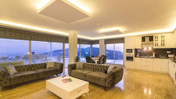 Deluxe-Villa | Wohnbereich | Flachbildfernseher, Tischtennisplatte