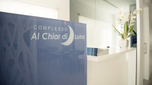 A reception desk with a sign reading "COMPLESSO Al Chiar di Luna". - Al Chiar di Luna (Monte di Procida)