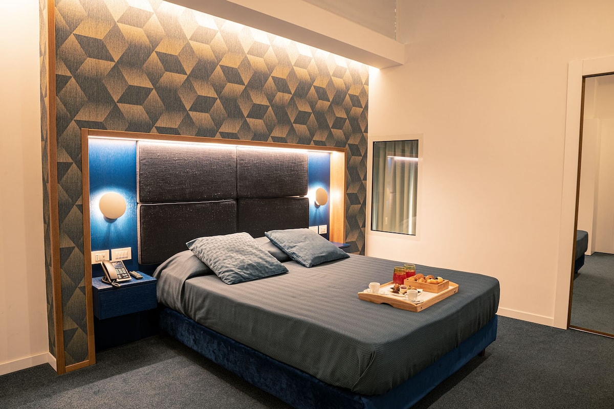 Habitación doble superior | Ropa de cama de alta calidad, edredón y minibar