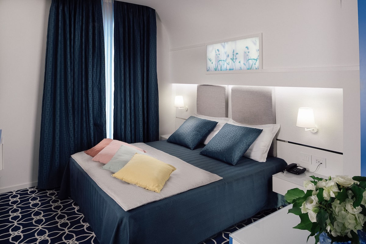 Habitación doble Deluxe | Ropa de cama de alta calidad, edredón y minibar