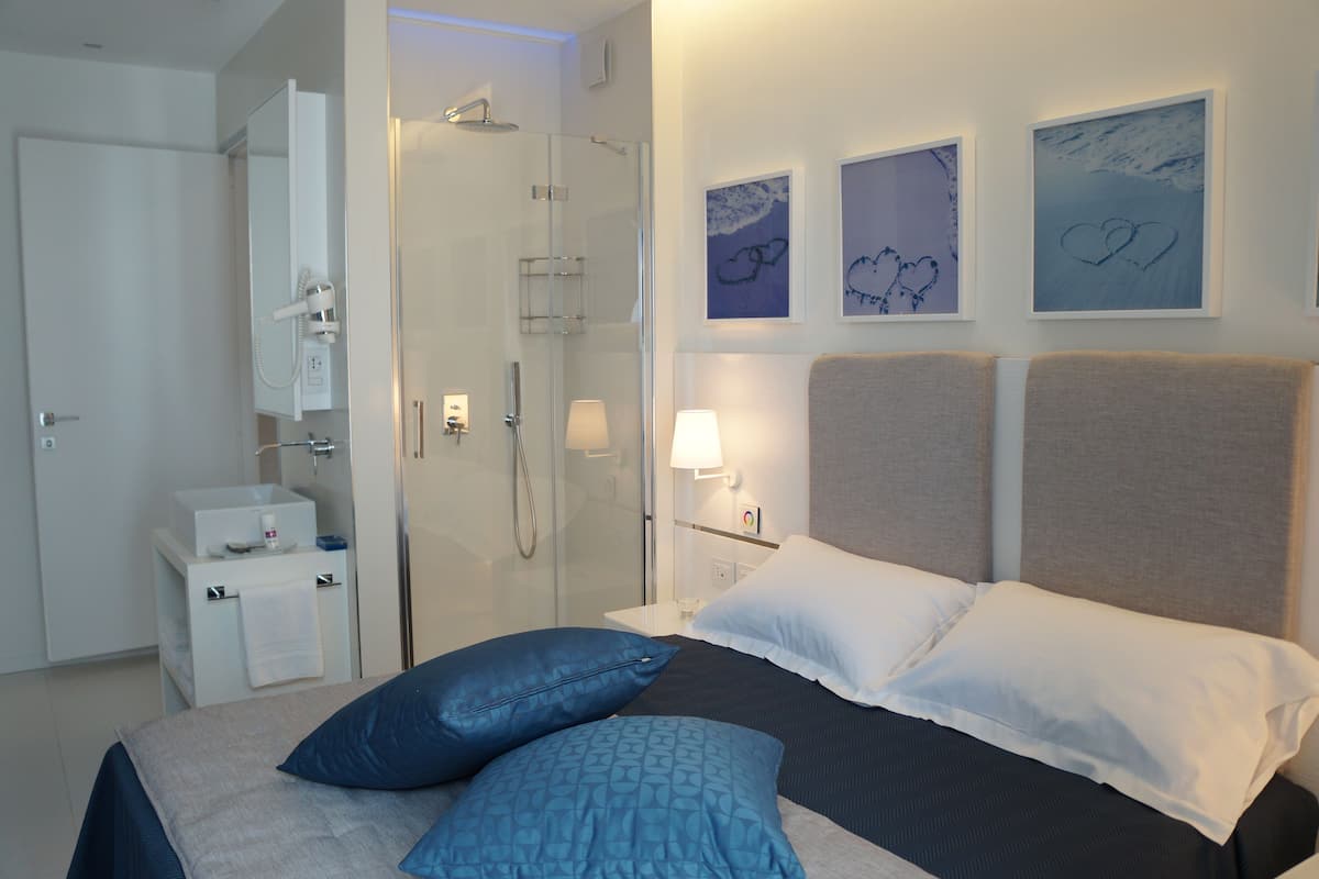 Premium bedding, down duvets, minibar, in-room safe