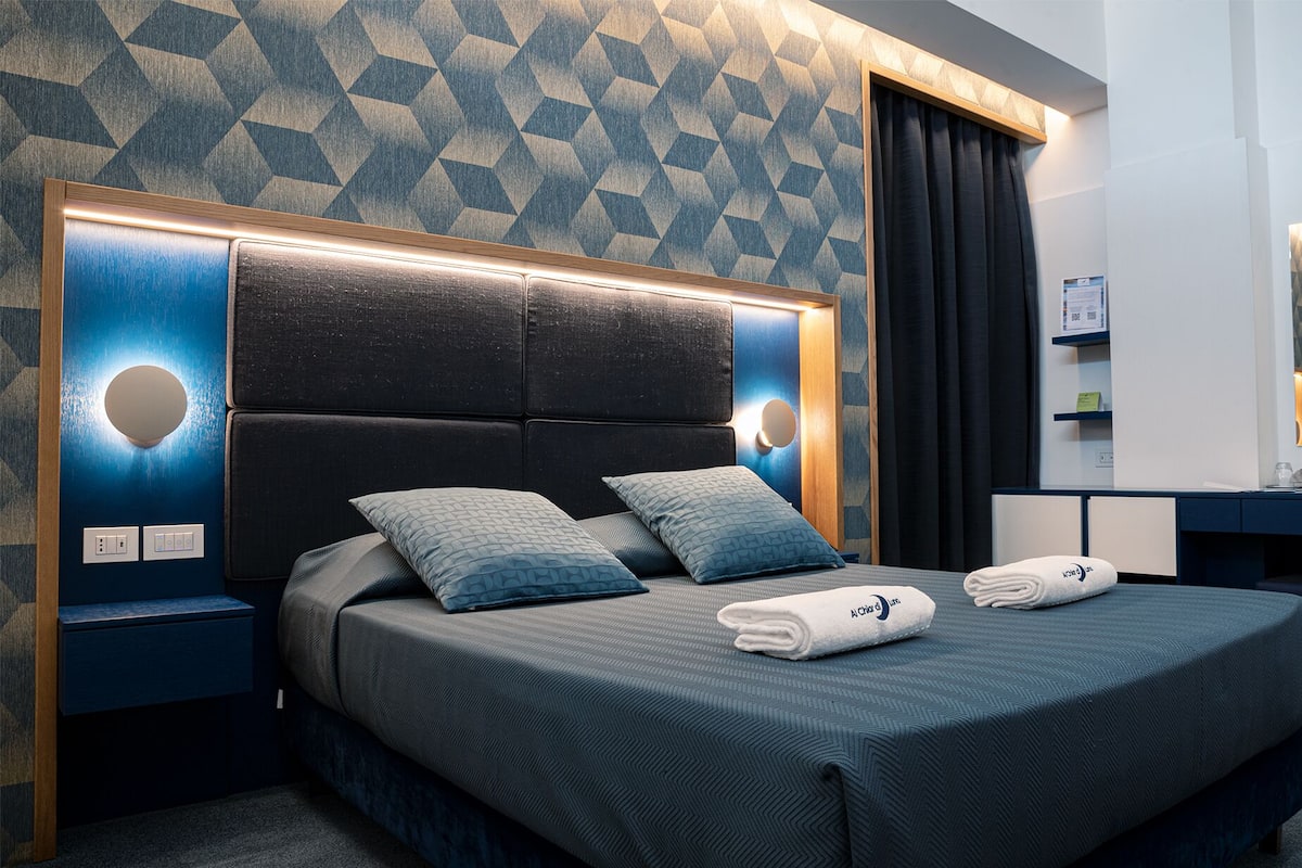 Habitación doble estándar | Ropa de cama de alta calidad, edredón y minibar