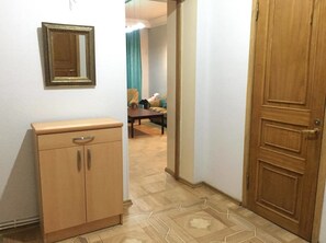 Apartamento conforto, 2 quartos, geladeira e micro-ondas | 1 quarto, escrivaninha, ferros/tábuas de passar roupa, Wi-Fi de cortesia