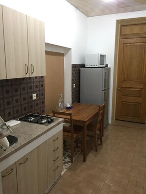 Apartamento conforto, 2 quartos, geladeira e micro-ondas | 1 quarto, escrivaninha, ferros/tábuas de passar roupa, Wi-Fi de cortesia