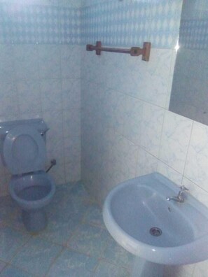 Regadera, amenidades de baño gratuitas, batas