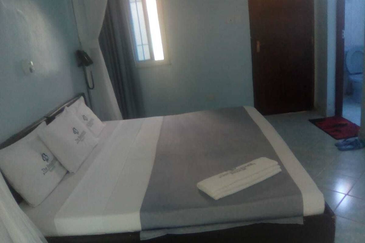 Habitación doble estándar, 1 cama matrimonial | Escritorio y wifi gratis