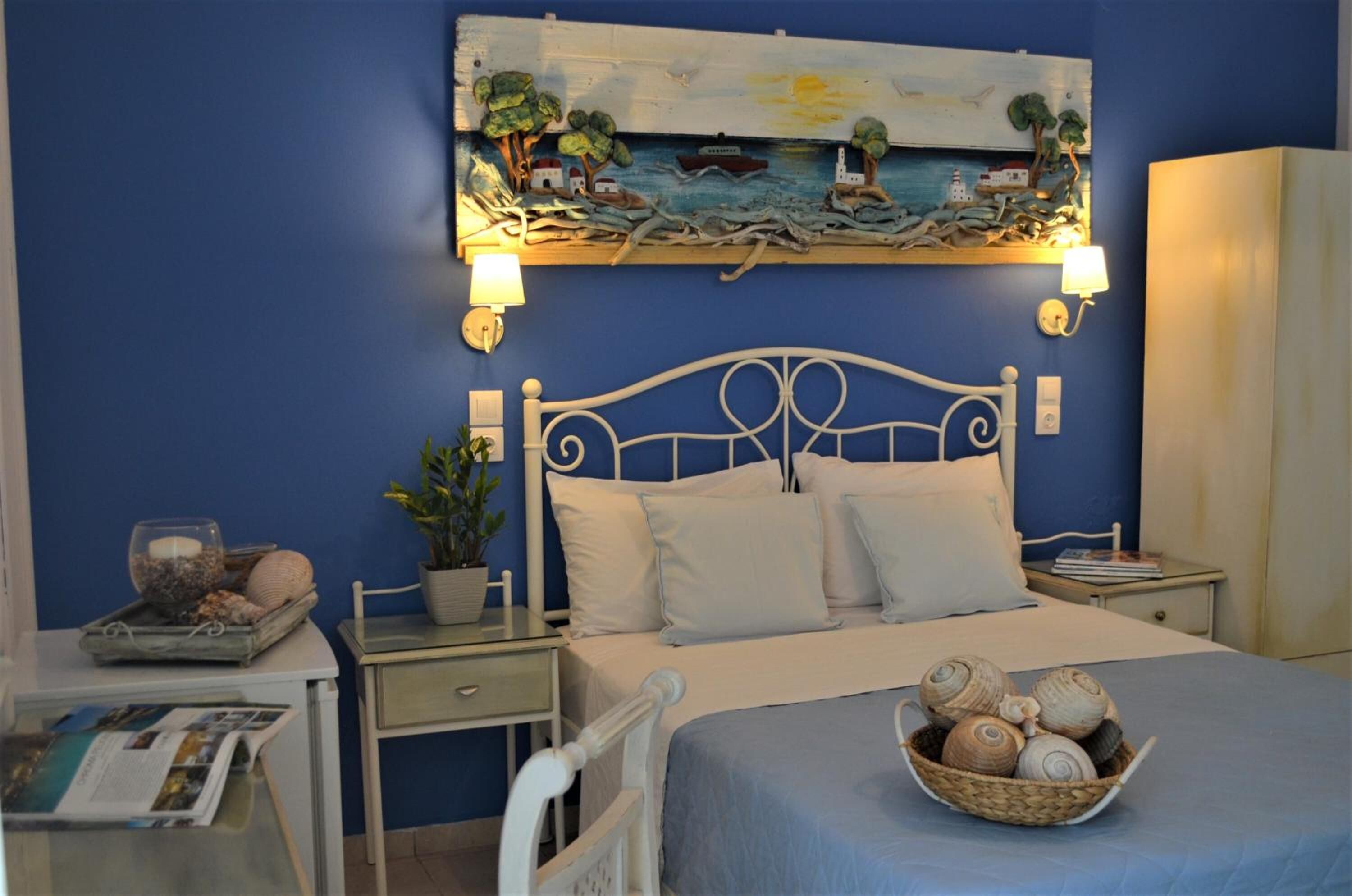 Una camera da letto con un letto, comodini, abat-jour e un quadro appeso al muro.