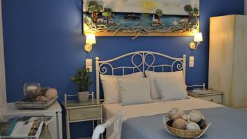 Una camera da letto con un letto, comodini, abat-jour e un quadro appeso al muro.