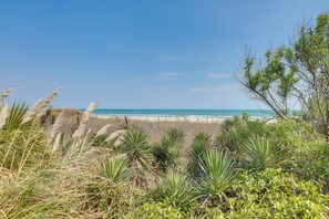 Beach nearby - Beautiful Lakefront Condo: Easy Walk to the Beach! (Myrtle Beach)