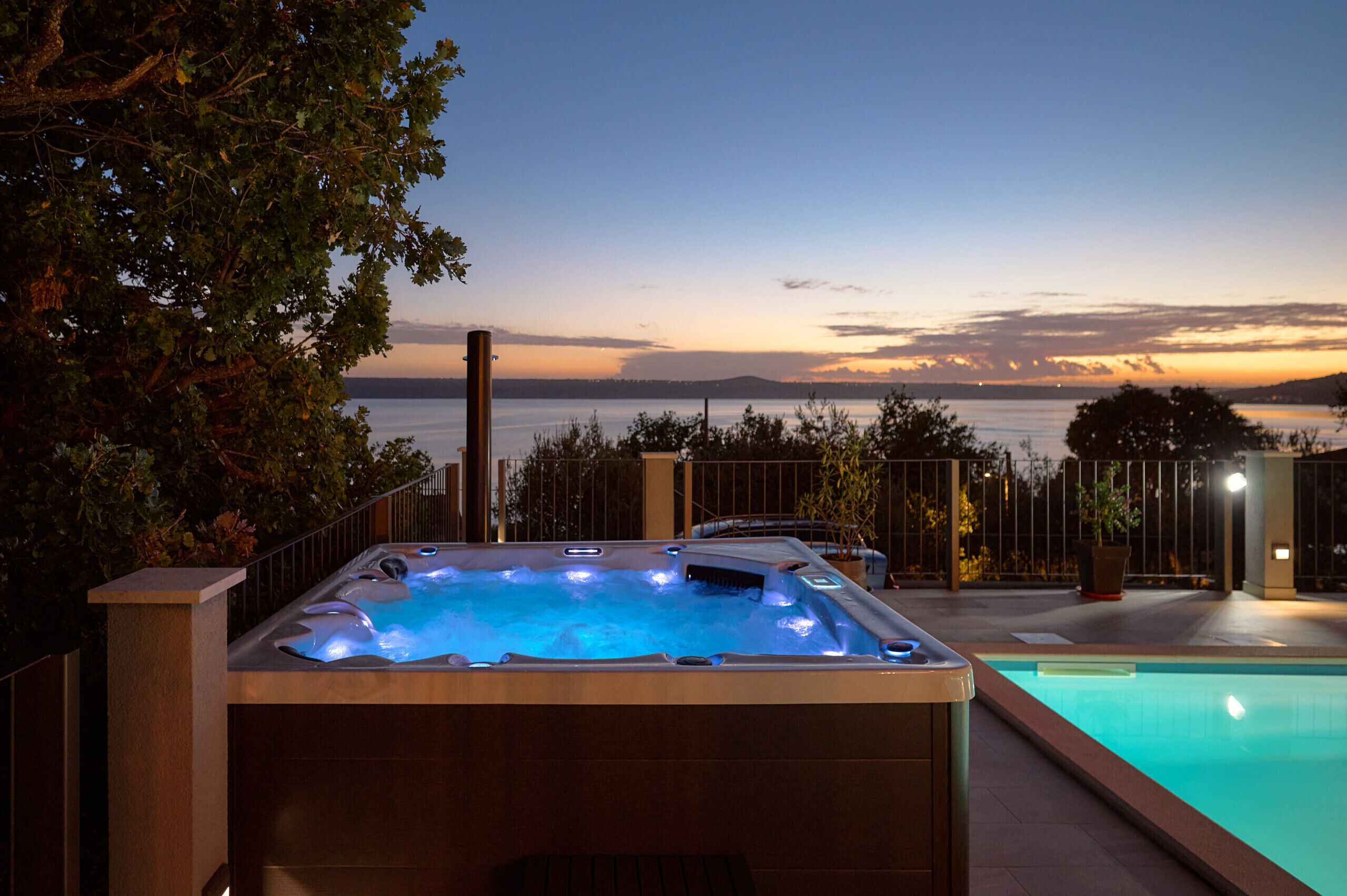 Outdoor spa tub